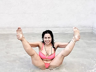 Sexy MILF in the warm pool making bikini yoga and show you her sexy puss size body